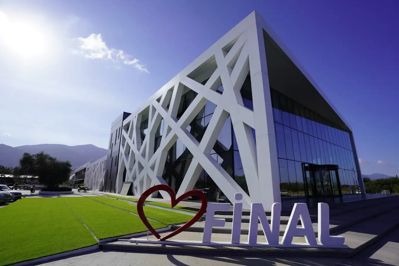 ​​Uluslararası Final Üniversitesi (UFÜ)